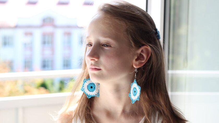 Bransoletka na komunię jako elegancki i symboliczny upominek