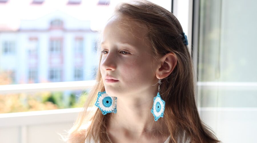 Bransoletka na komunię jako elegancki i symboliczny upominek